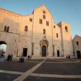 Il centro storico di Bari � ufficialmente dedicato al Patrono di Bari e alla relativa Basilica che accoglie nella sua cripta le spoglie del santo. La costruzione della chiesa inizi� nel luglio del 1087, anno in cui quando le sacre spoglie vennero traslate da Myra in Puglia